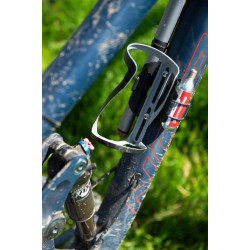 BLACKBURN Porte Bidon Clutch Carbone Sortie Latéral Droite 22 Grammes